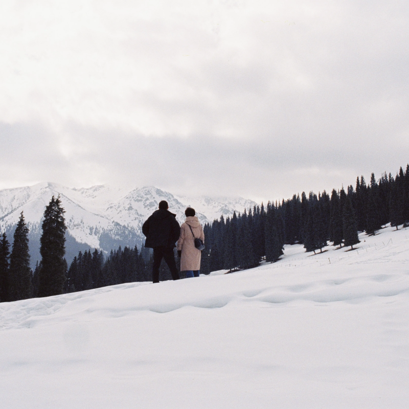 REFLX LAB 640T daylight sample photo with 80A filter: couple walking through a snowy mountain landscape