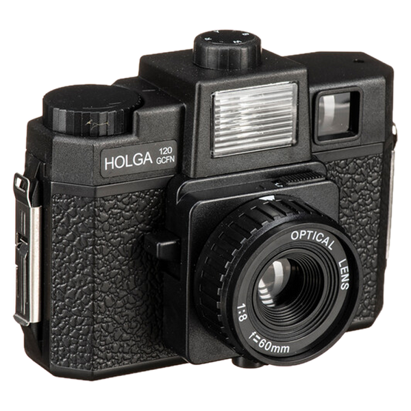 Fotocamera medio formato Holga 120GCFN, vista frontale con flash integrato e obiettivo in vetro