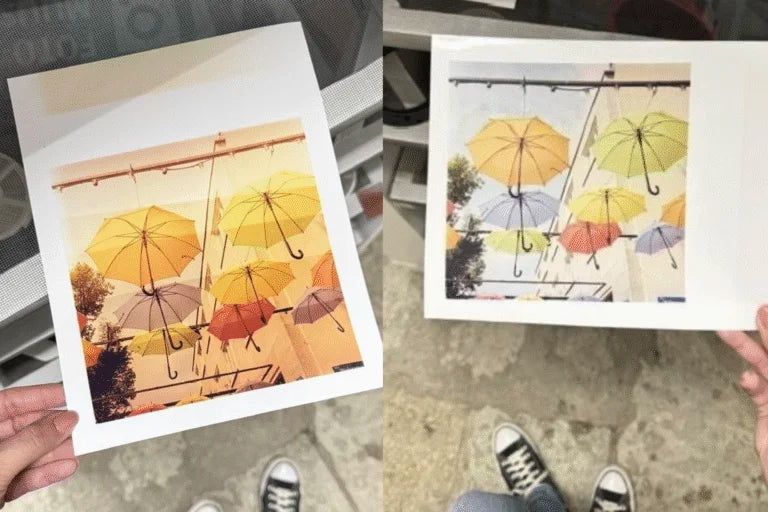 Dos copias en color RA-4 de paraguas, sostenidas en la mano