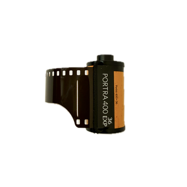 Contenitore di pellicola 35 mm Kodak Portra 400 con la linguetta estratta: pellicola professionale negativa a colori C-41 da 36 pose