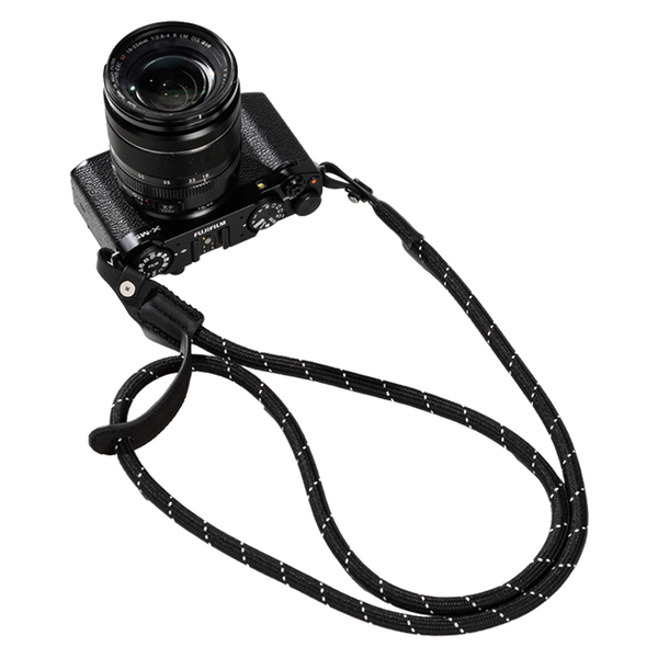 Tracolla intrecciata SmallRig nera su una fotocamera