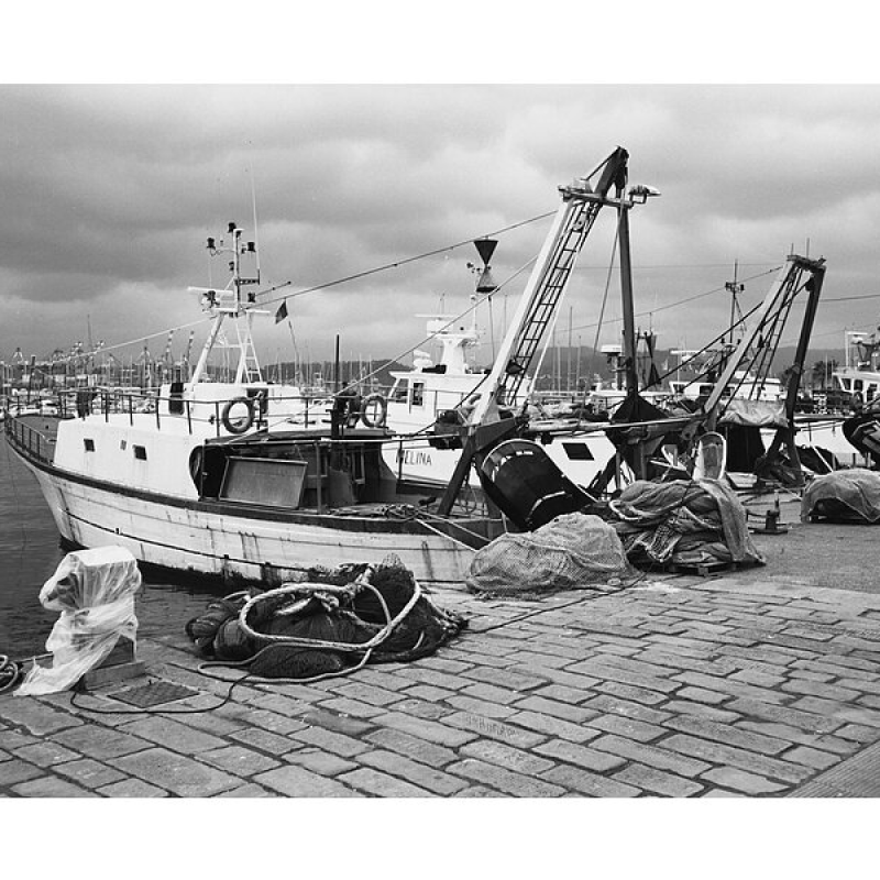 Sample image for ADOX HR-50: black and white photo of fishing boats on a cobbled quay