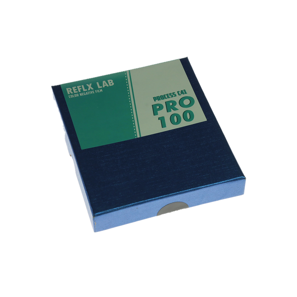Scatola di pellicola Reflx Lab Pro 100 su sfondo bianco
